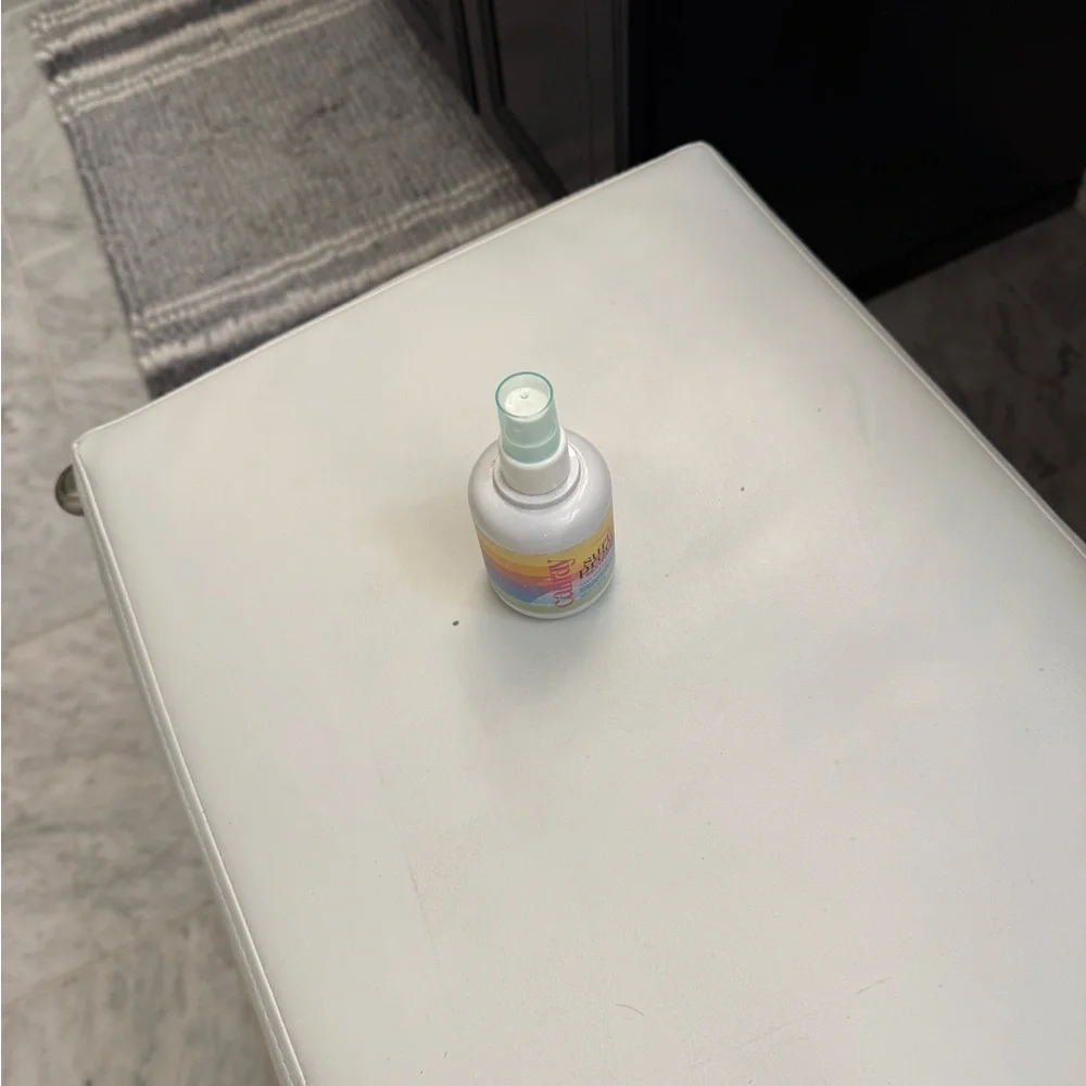 Sun Protection Setting Spray - White and Yellow - Picture 3 of 3